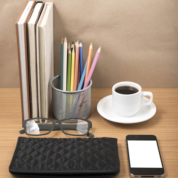 Schreibtisch im Büro: Kaffee mit Telefon, Stapel Bücher, Brille, Geldbörse, — Stockfoto