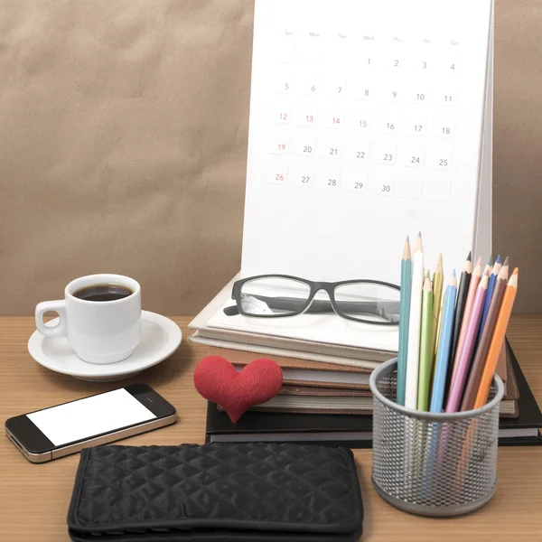 Schreibtisch: Kaffee mit Telefon, Portemonnaie, Kalender, Farbstiftkasten — Stockfoto