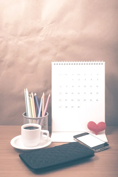 Schreibtisch: Kaffee mit Telefon, Geldbörse, Kalender, Herz, Farbstift — Stockfoto