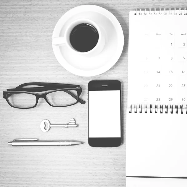 Caffè e telefono con chiave, occhiali, blocco note, calendario nero e — Foto Stock