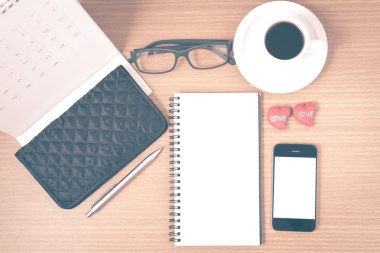 Ofis Büro: telefon, cüzdan, takvim, kalp, not defteri, ey ile kahve