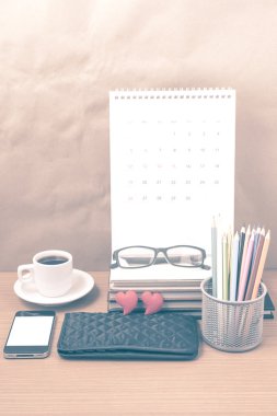 Ofis Büro: telefon, cüzdan, takvim, renk kalem kutusu ile kahve