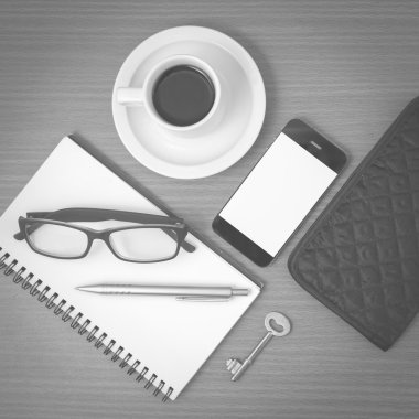 kahve ve telefon ile not etmek, anahtar, gözlük ve cüzdan siyah bir