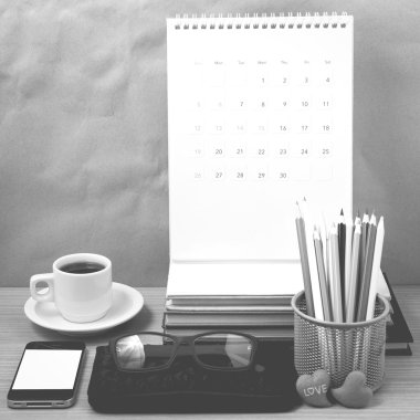 Ofis Büro: telefon, cüzdan, takvim, renk kalem kutusu ile kahve