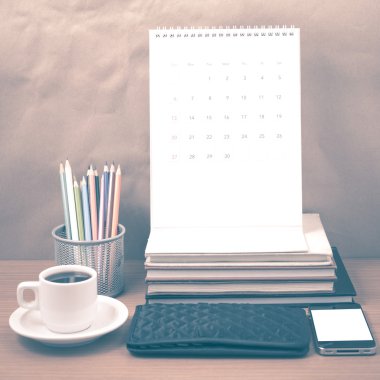 Ofis Büro: telefon, cüzdan, takvim, renk kalem kutusu ile kahve