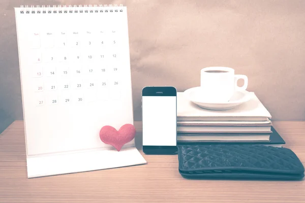 Escritório mesa: café com telefone, carteira, calendário, coração, pilha de b — Fotografia de Stock