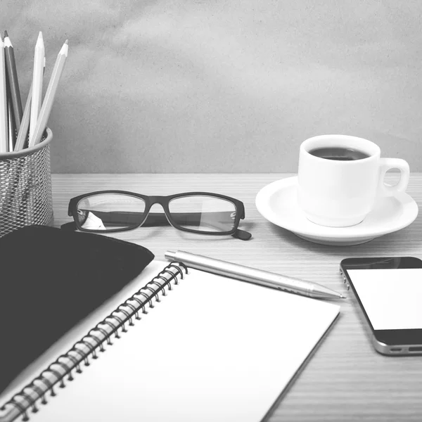 Офисный стол: кофе с телефоном, блокнот, очки, бумажник, цвет — стоковое фото