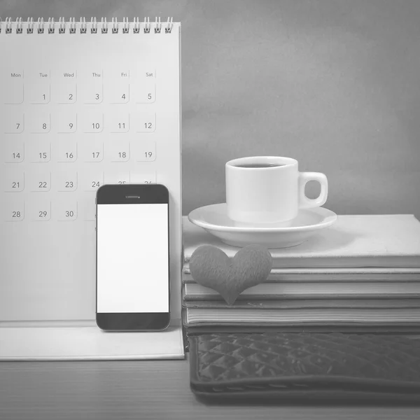 オフィスの机: 携帯電話、財布、カレンダー、心、b のスタックとコーヒー — ストック写真