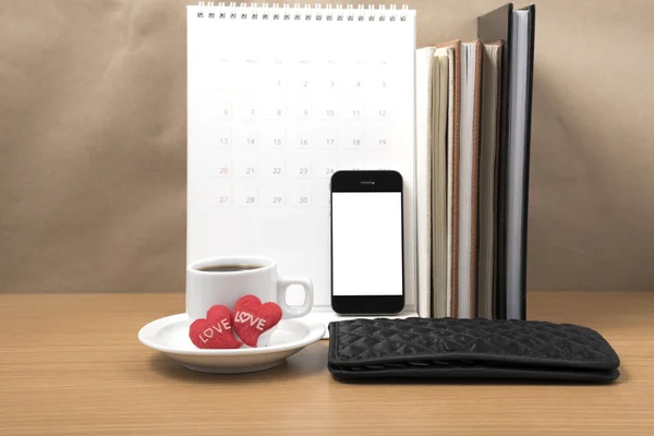 Irodai íróasztal: kávé, a telefon, naptár, pénztárca, szív, verem a b — Stock Fotó