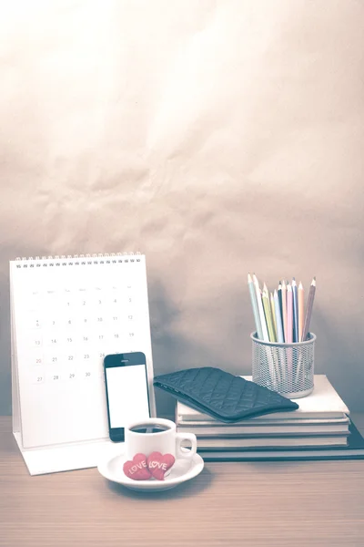Офисный стол: кофе с телефоном, бумажник, календарь, сердце, цветной penc — стоковое фото