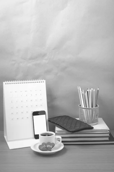 사무실 책상: 휴대 전화, 지갑, 달력, 마음, 색상 penc 커피 — 스톡 사진