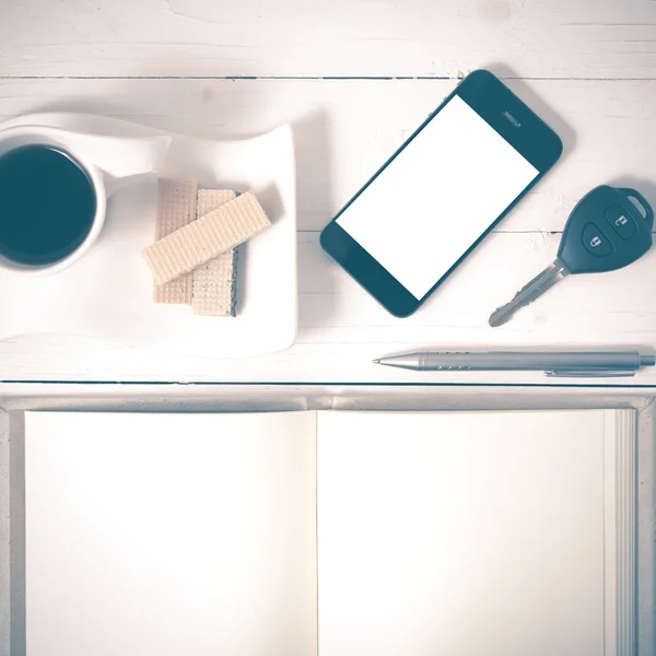 Чашка кави з вафельником, телефоном, ключем автомобіля, записником вінтажного стилю — стокове фото