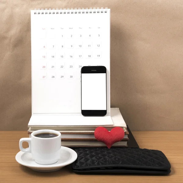 オフィスの机: 携帯電話、財布、カレンダー、心、b のスタックとコーヒー — ストック写真