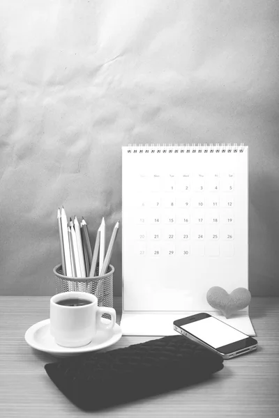 Escritorio de oficina: café con teléfono, billetera, calendario, corazón, color penc —  Fotos de Stock