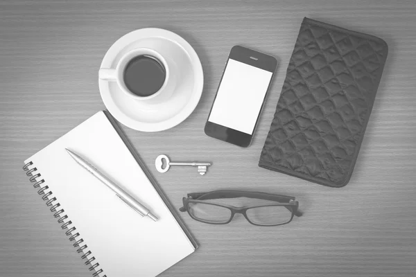 Káva a telefon s Poznámkový blok, klíče, brýle a Peněženka černá — Stock fotografie