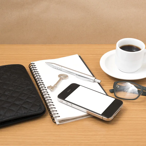 Кава і телефон з блокнотом, ключем, окулярами і гаманцем — стокове фото