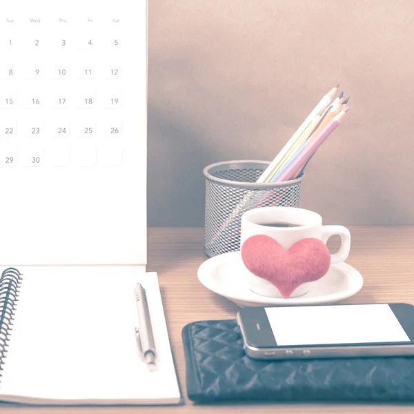 Escritorio de oficina: café con teléfono, billetera, calendario, corazón, color penc —  Fotos de Stock
