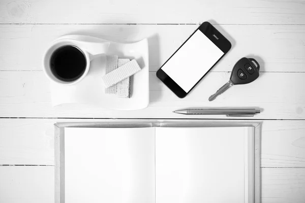 Чашка кави з вафельником, телефоном, ключем автомобіля, записником чорно-білого кольору — стокове фото
