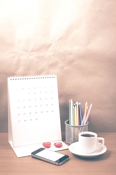 Mesa de escritório: café com telefone, calendário, coração, lápis de cor vint — Fotografia de Stock
