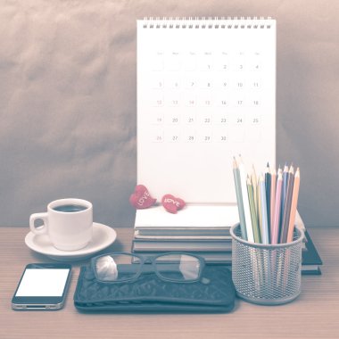 Ofis Büro: telefon, cüzdan, takvim, renk kalem kutusu ile kahve