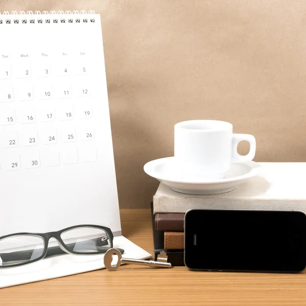 Kaffee und Telefon mit Schlüssel, Brille, Stapel Bücher, Kalender — Stockfoto