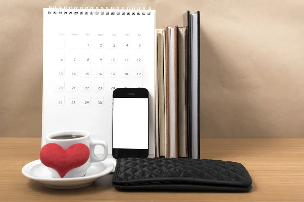 Irodai íróasztal: kávé, a telefon, naptár, pénztárca, szív, verem a b — Stock Fotó