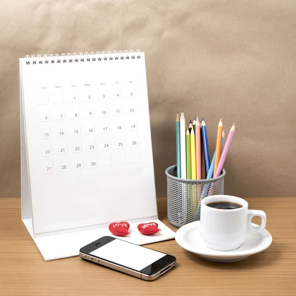 Schreibtisch: Kaffee mit Telefon, Kalender, Herz, Farbstift — Stockfoto