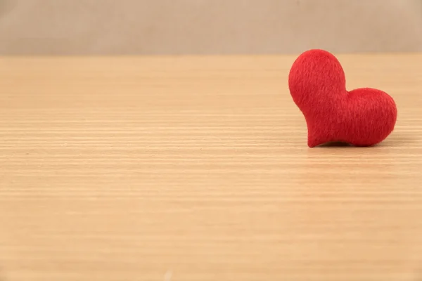 Corazón rojo sobre madera — Foto de Stock
