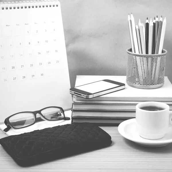 Escritorio de oficina: café con teléfono, billetera, calendario, caja de lápiz de color — Foto de Stock