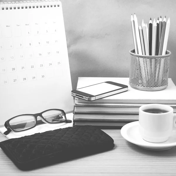 Mesa de escritório: café com telefone, carteira, calendário, caixa de lápis de cor — Fotografia de Stock