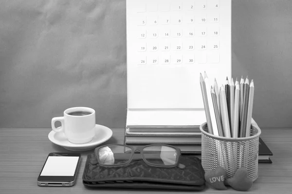 Mesa de escritório: café com telefone, carteira, calendário, caixa de lápis de cor — Fotografia de Stock