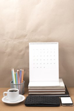 Ofis Büro: telefon, cüzdan, takvim, renk kalem kutusu ile kahve