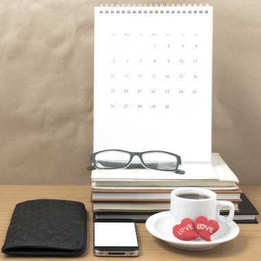 Ofis Büro: telefon, cüzdan, takvim, kalp, b yığını ile kahve