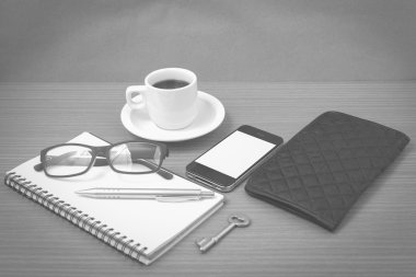 kahve ve telefon ile not etmek, anahtar, gözlük ve cüzdan siyah bir