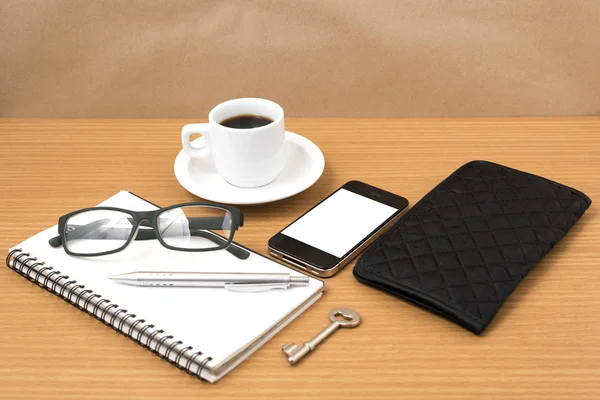 咖啡和电话与记事本、 钥匙、 眼镜和钱包 — 图库照片