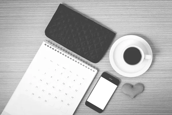 オフィスの机: 携帯電話、財布、カレンダー、ハート ブラック コーヒーと — ストック写真