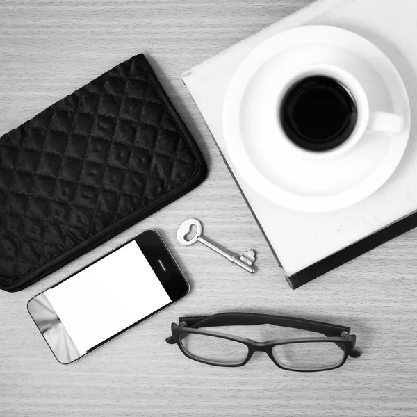 Kaffee und Telefon mit Stapel Buch, Schlüssel, Brille und Geldbörse — Stockfoto