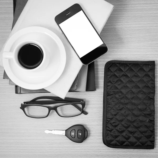 Káva a telefon s Stoh knih, klíče od auta, brýle a walle — Stock fotografie