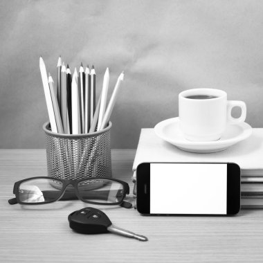 Ofis Büro: kahve ve araba anahtarı, gözlük, yığını ile telefon 