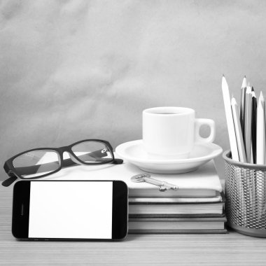 Ofis Büro: kahve ve telefon anahtarı, gözlük, kitap yığını ile