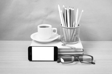 Ofis Büro: kahve ve telefon anahtarı, gözlük, kitap yığını ile