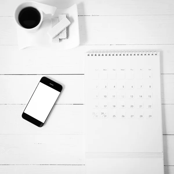 Taza de café con oblea, teléfono, calendario de color blanco y negro —  Fotos de Stock