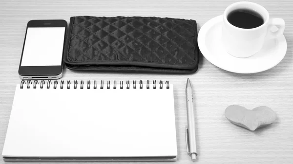 办公桌 ︰ 咖啡与电话、 心、 记事本、 钱包黑色 w — 图库照片