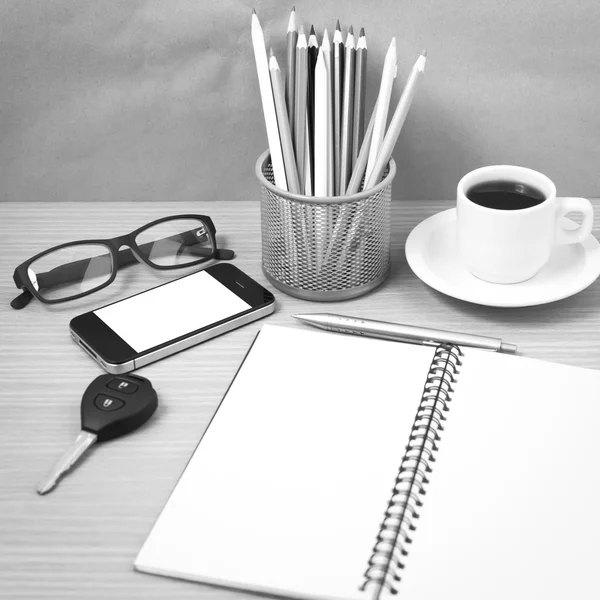 Scrivania: caffè e telefono con chiave, occhiali, blocco appunti, penne — Foto Stock