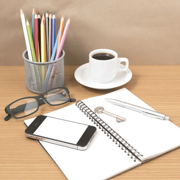 オフィスの机: コーヒー、キー、メガネ、メモ帳、鉛筆との電話 — ストック写真