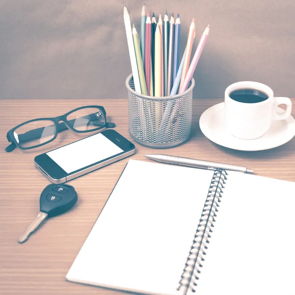 Письменный стол: кофе и телефон с ключом, очки, блокнот, карандаши — стоковое фото