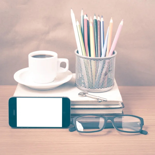 Γραφείο: καφέ και τηλέφωνο με κλειδί, γυαλιά, στοίβα του βιβλίου — Φωτογραφία Αρχείου