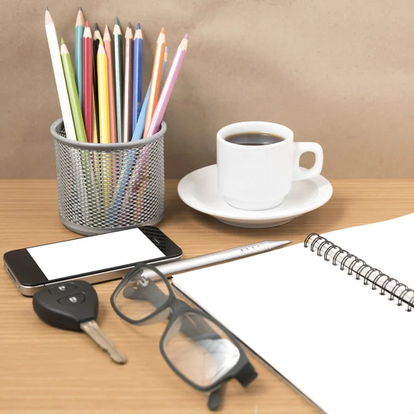 Escritorio: café y teléfono con llave, anteojos, bloc de notas, penci — Foto de Stock