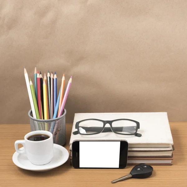 Офисный стол: кофе и телефон с ключом от машины, очки, стопка — стоковое фото