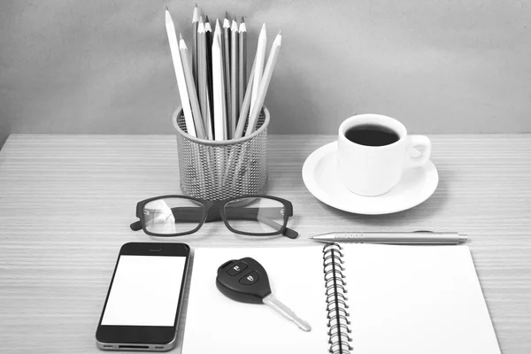Ofis Büro: kahve ve telefon anahtarı, gözlük, not defteri, kalemi ile — Stok fotoğraf